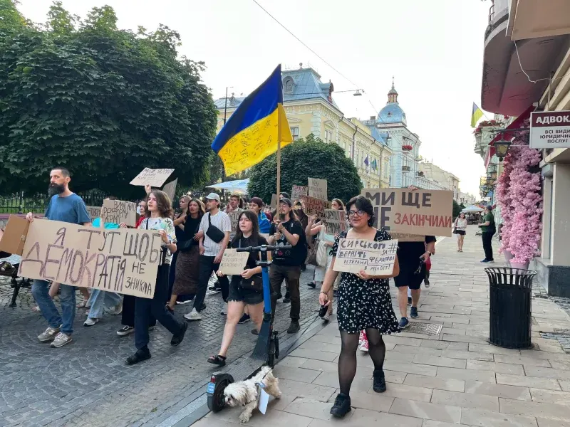 У Чернівцях майже 150 активістів вийшли на «Єдину протестну ходу»