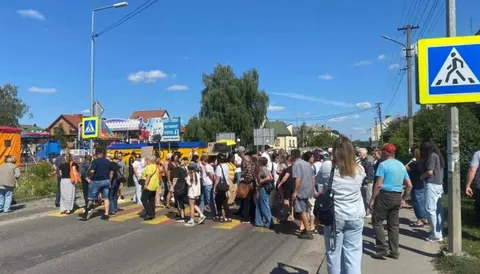 Мешканці Рави-Руської перекрили дорогу до кордону через сморід від спиртзаводу