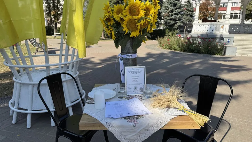 У Сумах вшанували полеглих захисників акцією «Стіл пам'яті»