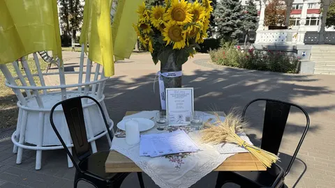 У Сумах вшанували полеглих захисників акцією «Стіл пам'яті»