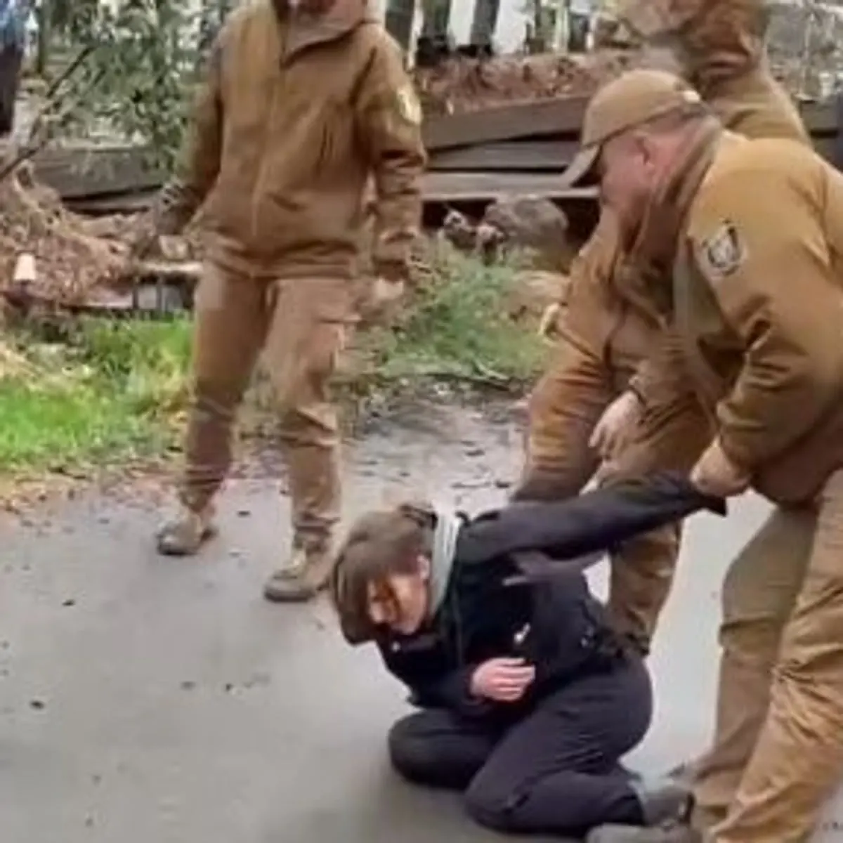 На Теремках активістці пошкодили руку під час протесту проти будівництва тепломережі