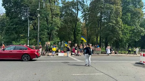Під Радою близько 20 людей мітингували за повернення Федорова