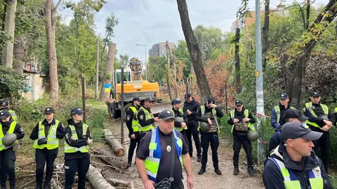 Теремки: поліція оточила зелену зону, де триває вирубка дерев під теплотрасу