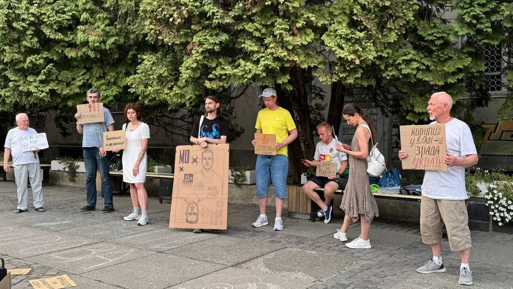 В Ужгороді 22-й день триває акція проти відставки ексміністра Федорова