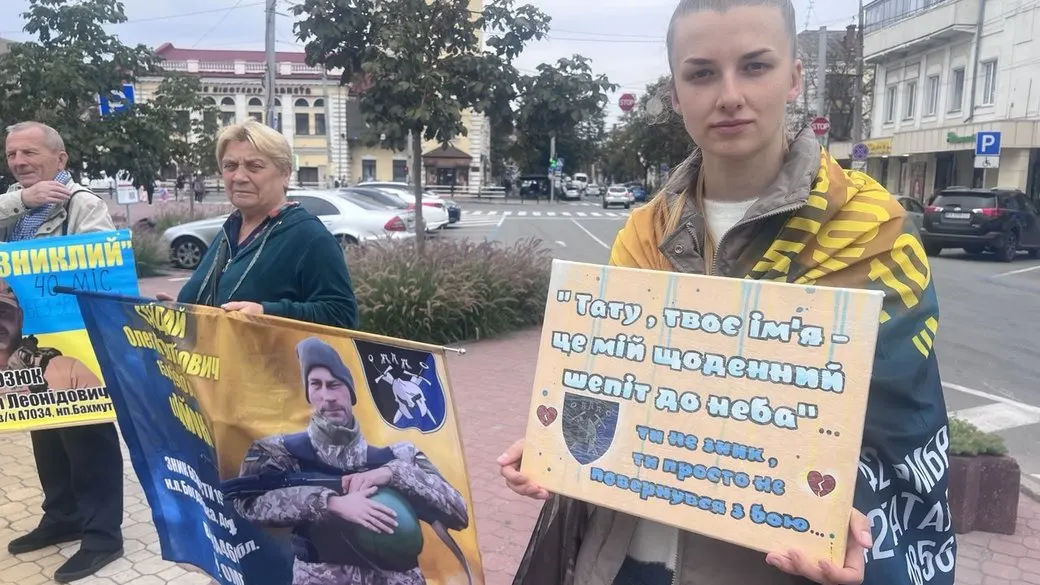У Хмельницькому близько 150 людей вийшли на акцію за повернення полонених