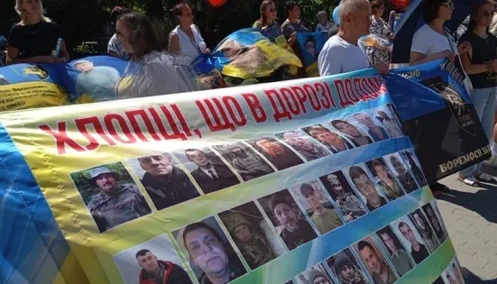 У Тернополі розгорнули 380-метровий прапор із фото зниклих бійців