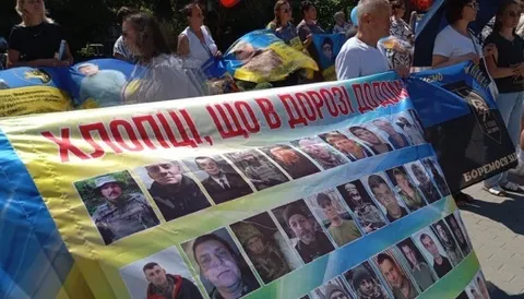 У Тернополі розгорнули 380-метровий прапор із фото зниклих бійців