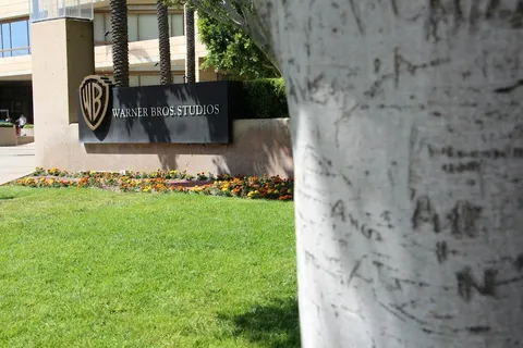 Warner Bros і Paramount наблизилися до злиття: акції зросли на тлі перемовин із