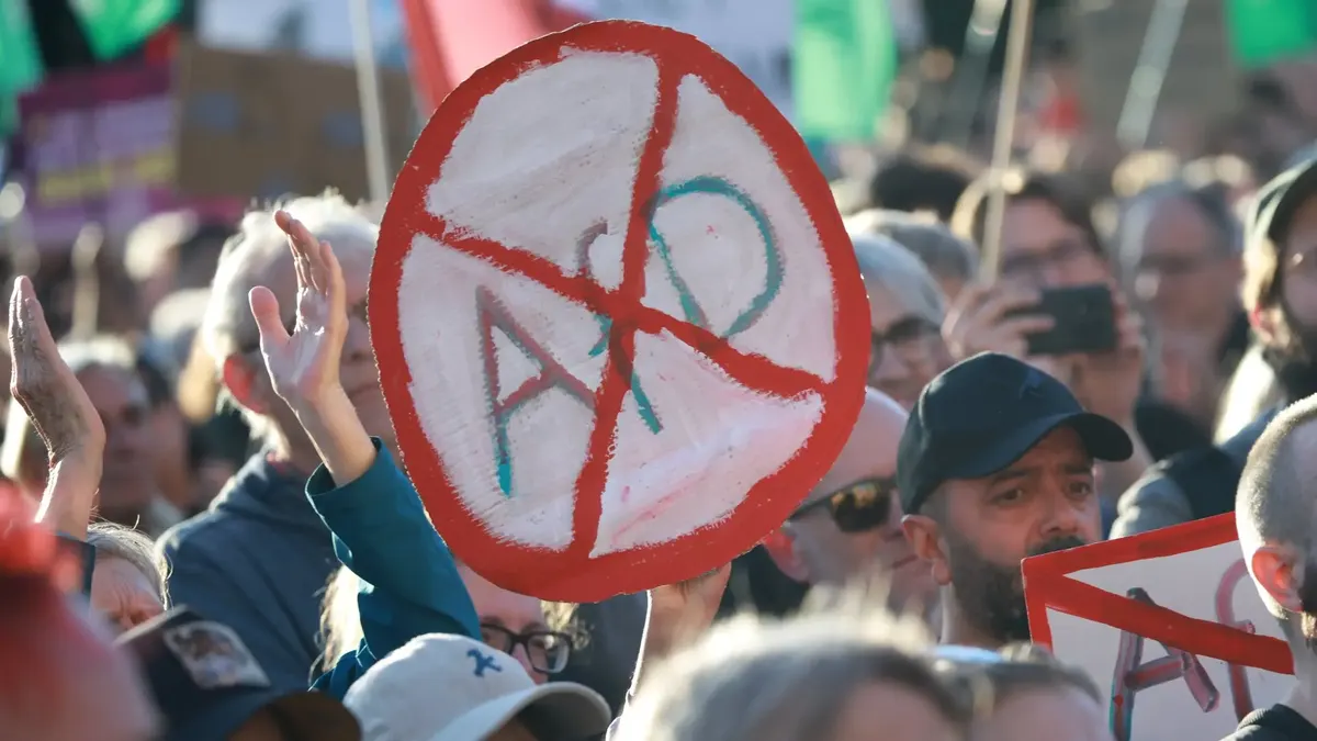 У Німеччині десятки тисяч людей протестують проти ультраправої АдН