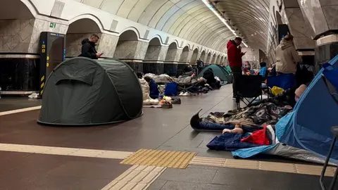 Петиція про заборону наметів у київському метро не набрала голосів