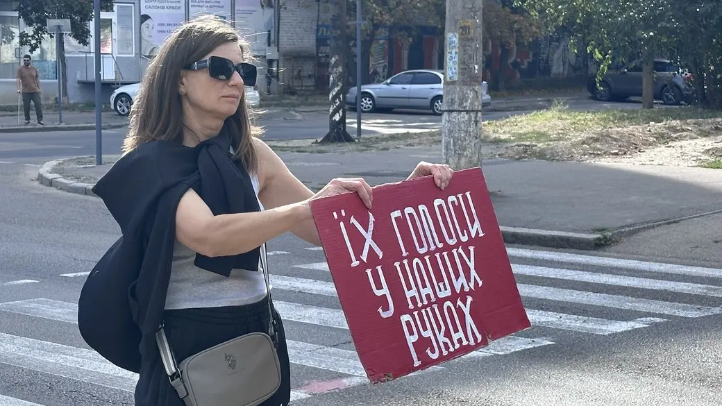 У Миколаєві близько 100 людей вийшли на акцію-нагадування про військовополонених та зниклих безвісти