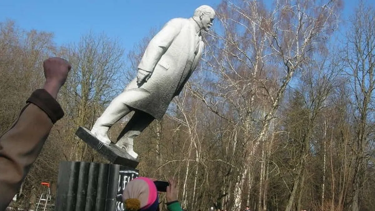 Петиція проти нового пам'ятника на місці Леніна в Києві не набрала голосів