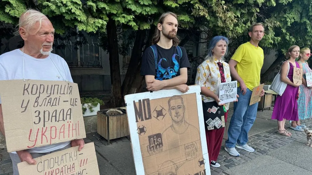 В Ужгороді 24-й день поспіль триває акція на підтримку ексміністра оборони
