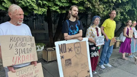В Ужгороді 24-й день поспіль триває акція на підтримку ексміністра оборони