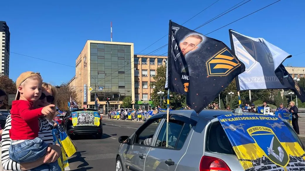 У Черкасах на Соборній площі провели акцію на підтримку полонених та зниклих безвісти