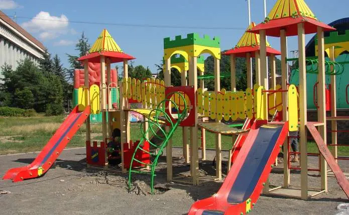 У Львові вимагають змінити покриття доріжок на дитячому майданчику