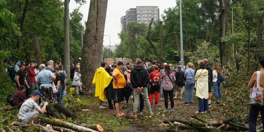У Києві призупинили вирубку парку на Теремках до 12 серпня