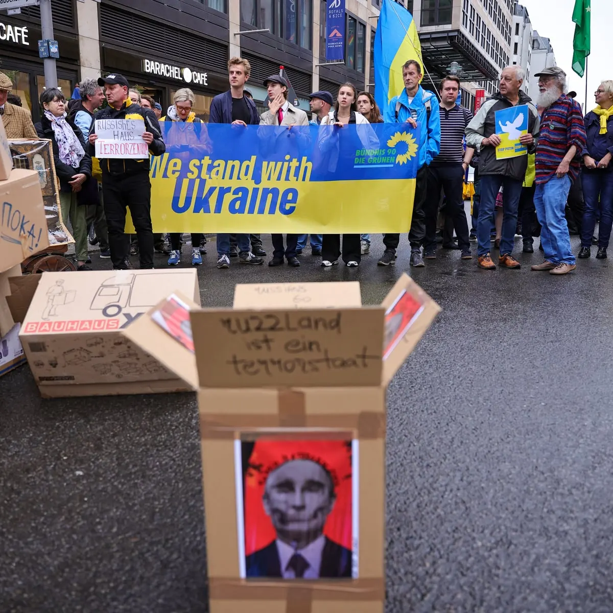 У Берліні пройшли акції проти та на підтримку закриття «російського дому»