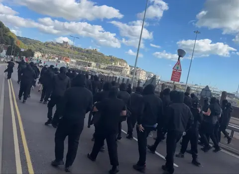 У Британії протестувальники в балаклавах блокують дороги до порту Дувр
