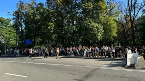 Під Радою триває мітинг за повернення Федорова на посаду міністра оборони