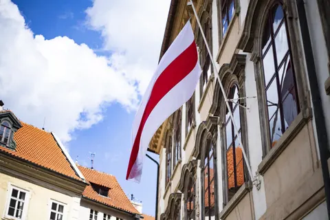 Сенат Чехії підняв історичний прапор Білорусі у річницю протестів