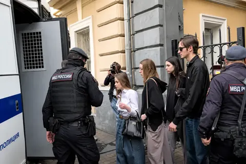 У РФ протестувальники організованою чергою заходили в автозак