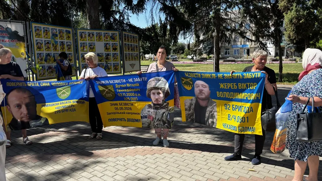 На Вінниччині родини зниклих безвісти військових зібрали фото для передачі звільненим із полону