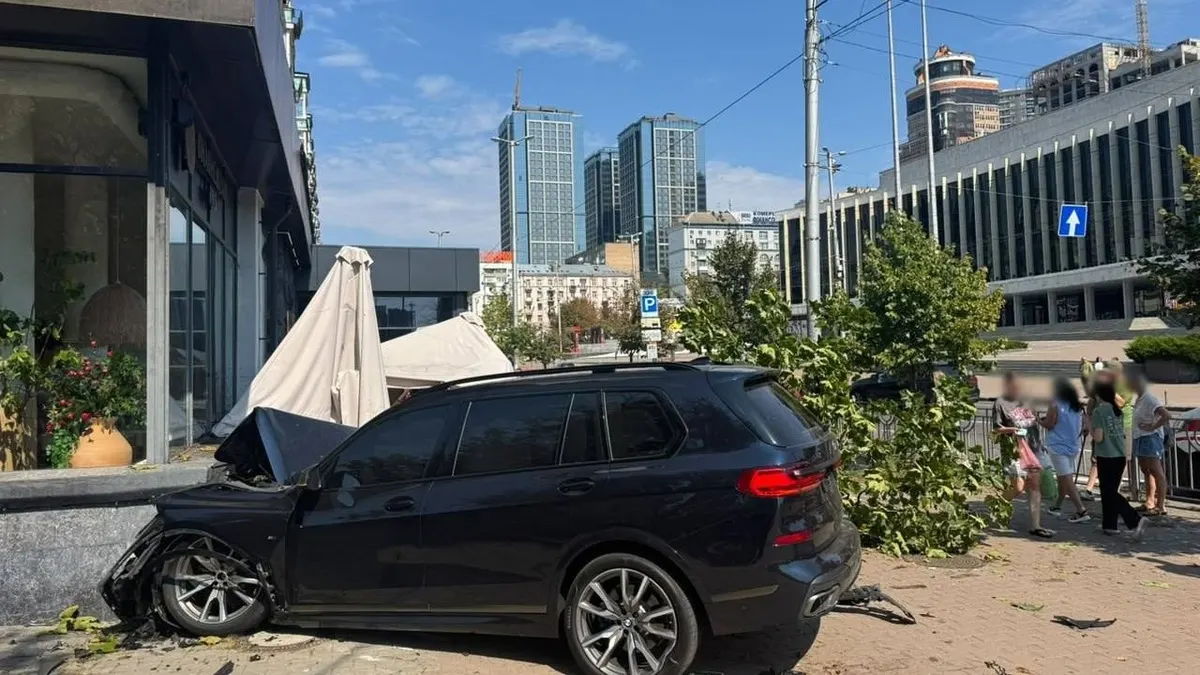 У Києві BMW в'їхала в літню терасу кафе після зіткнення: водія госпіталізовано
