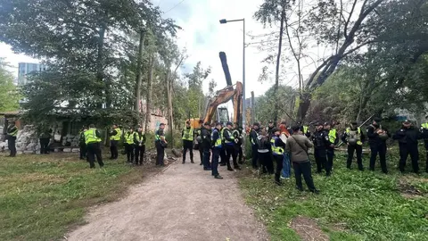 На Теремках відновили будівництво теплотраси, активісти протестують