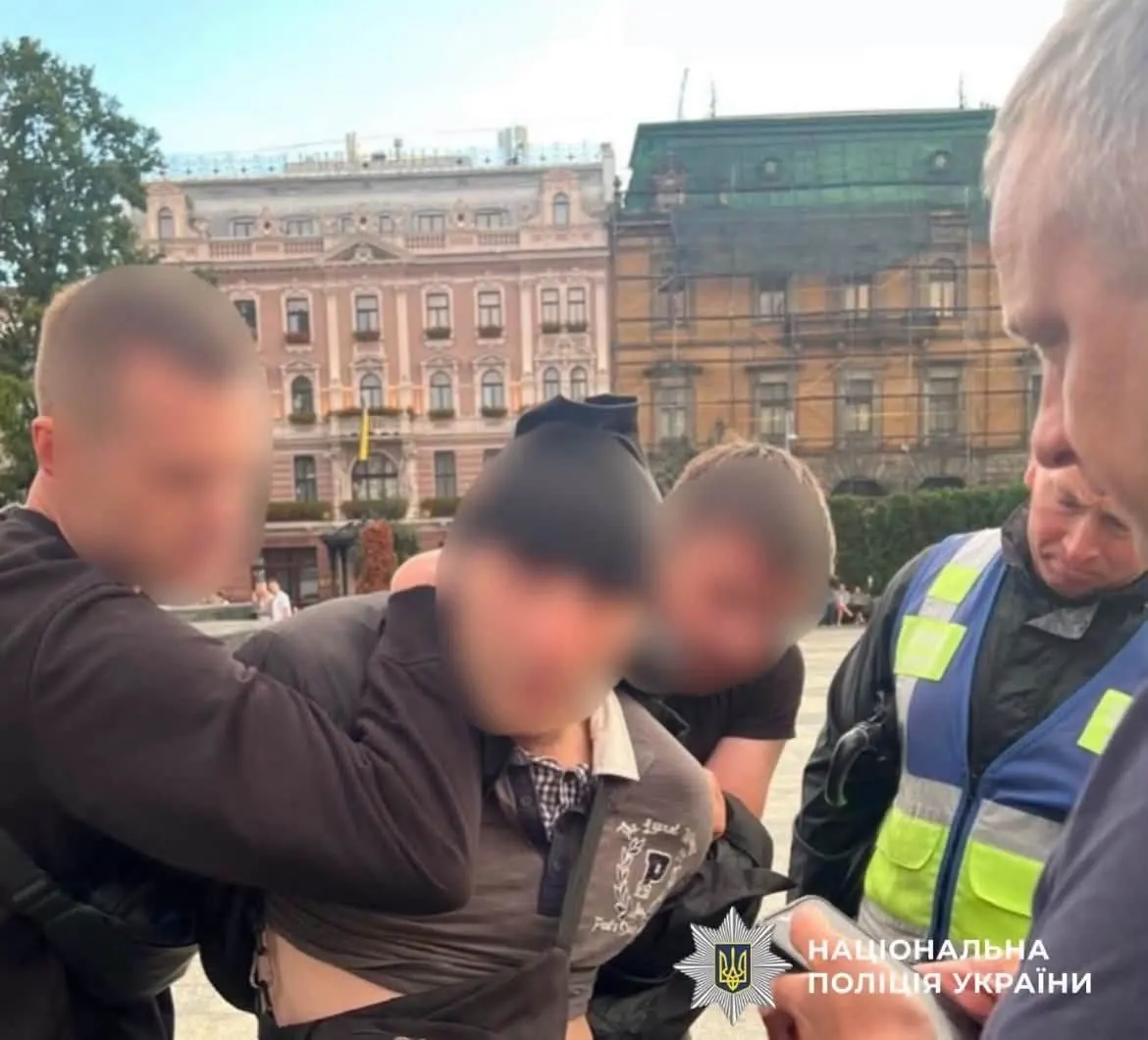 Чоловіка з ножем на акції у Львові відправили до психлікарні