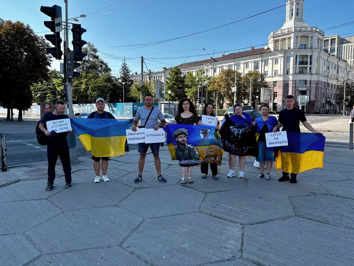 У Дніпрі щосуботи вшановують пам'ять полеглих Героїв хвилиною мовчання