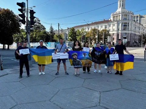 У Дніпрі щосуботи вшановують пам'ять полеглих Героїв хвилиною мовчання