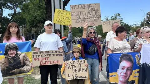 У Миколаєві близько 100 людей вийшли на акцію на підтримку військовополонених і