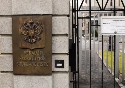 РФ просить Фінляндію обмежити протести біля посольства на час виборів до Думи