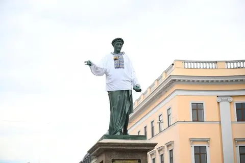 В Одесі Дюка вперше за час війни одягнули у вишиванку
