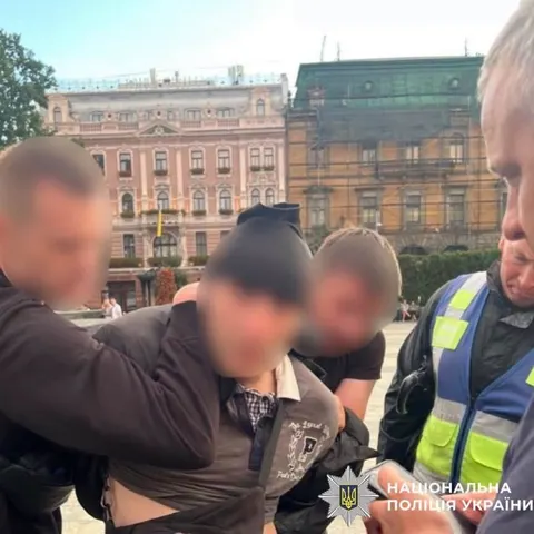 Чоловіка з ножем на мітингу у Львові відправили на лікування