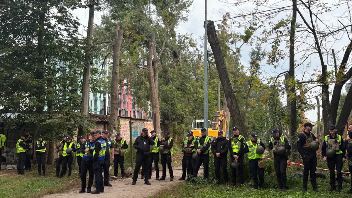 У Києві на Теремках відновили будівництво тепломережі: понад 50 правоохоронців і суперечки на місці