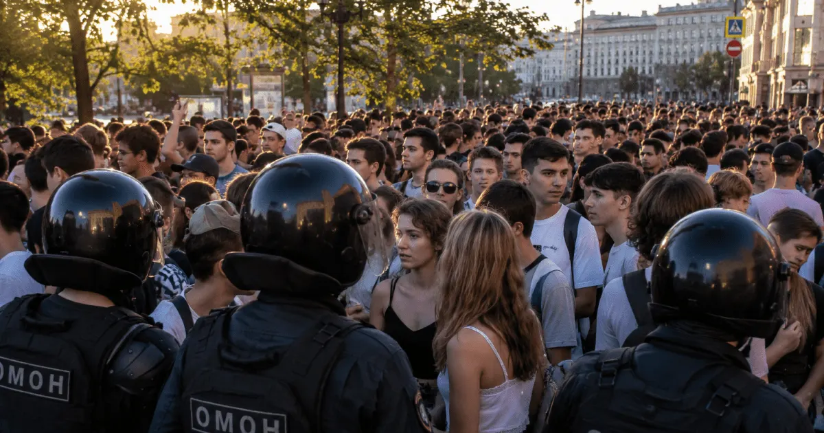 Протести у Москві через недопуск "Яблока" до виборів: силовики погрожують військкоматом