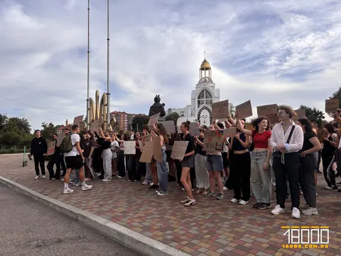 У Черкасах студенти вийшли на мітинг проти ущільнення в гуртожитках