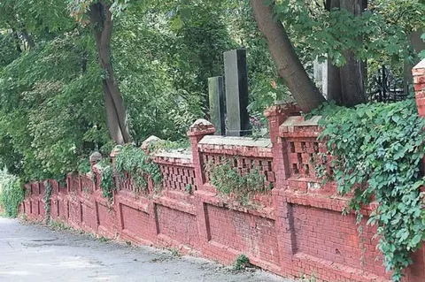 У Києві демонтували цегляну огорожу Байкового кладовища: деталі