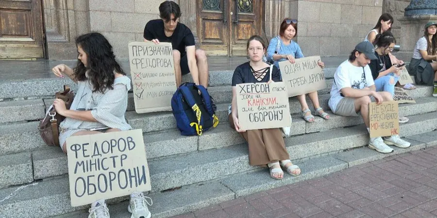 14-й день протестів у містах України: вимагають повернути Федорова в Міноборони