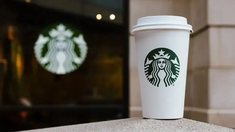 Поліція Південної Кореї обшукала офіс Starbucks через скандальну рекламу