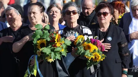 Соняшники на могилах: у Тернополі вшанували захисників