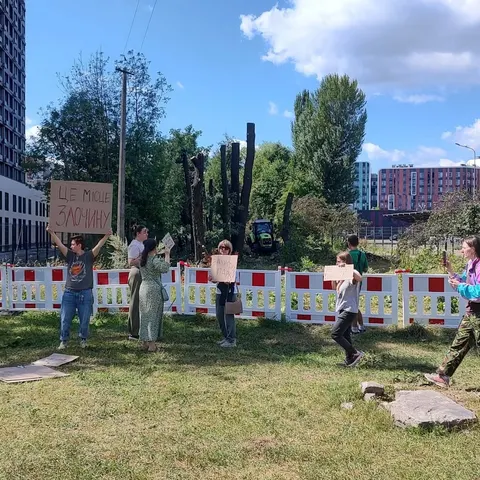 Вирубка 100-річних дерев на Теремках: протести, поліція та плани теплотраси