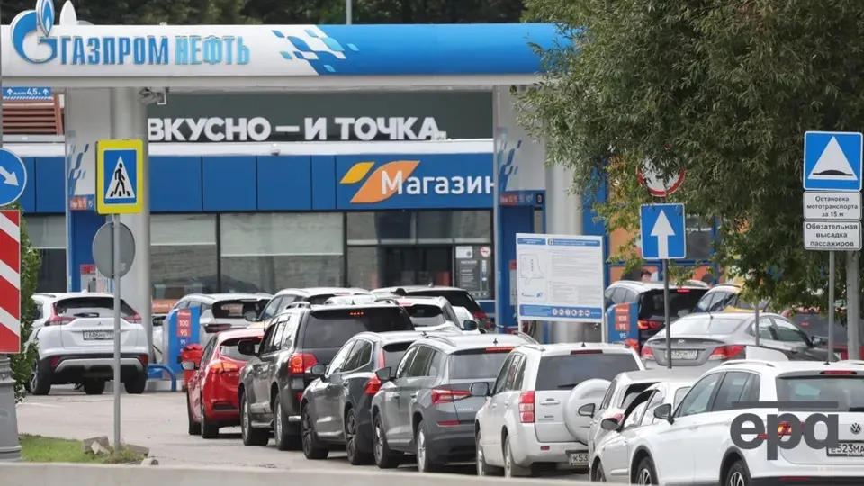 Паливна криза в РФ: дефіцит бензину охопив Петербург і регіони