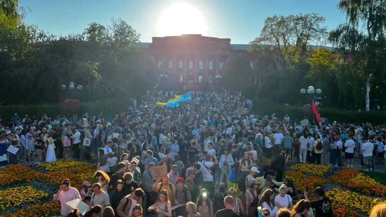У Києві тисячі людей вийшли на мітинг на підтримку ексміністра оборони Федорова