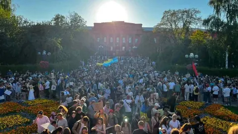 У Києві тисячі людей вийшли на мітинг на підтримку ексміністра оборони Федорова