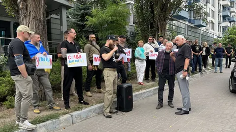 Біля суду в Києві проходить акція на підтримку заповідника «Києво-Печерська лавр