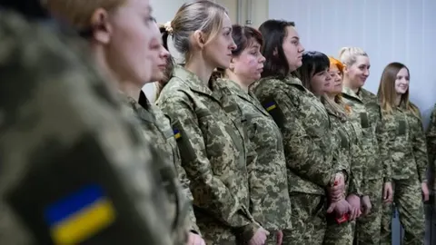 На сайті Кабміну зареєстрували петицію про мобілізацію жінок без дітей