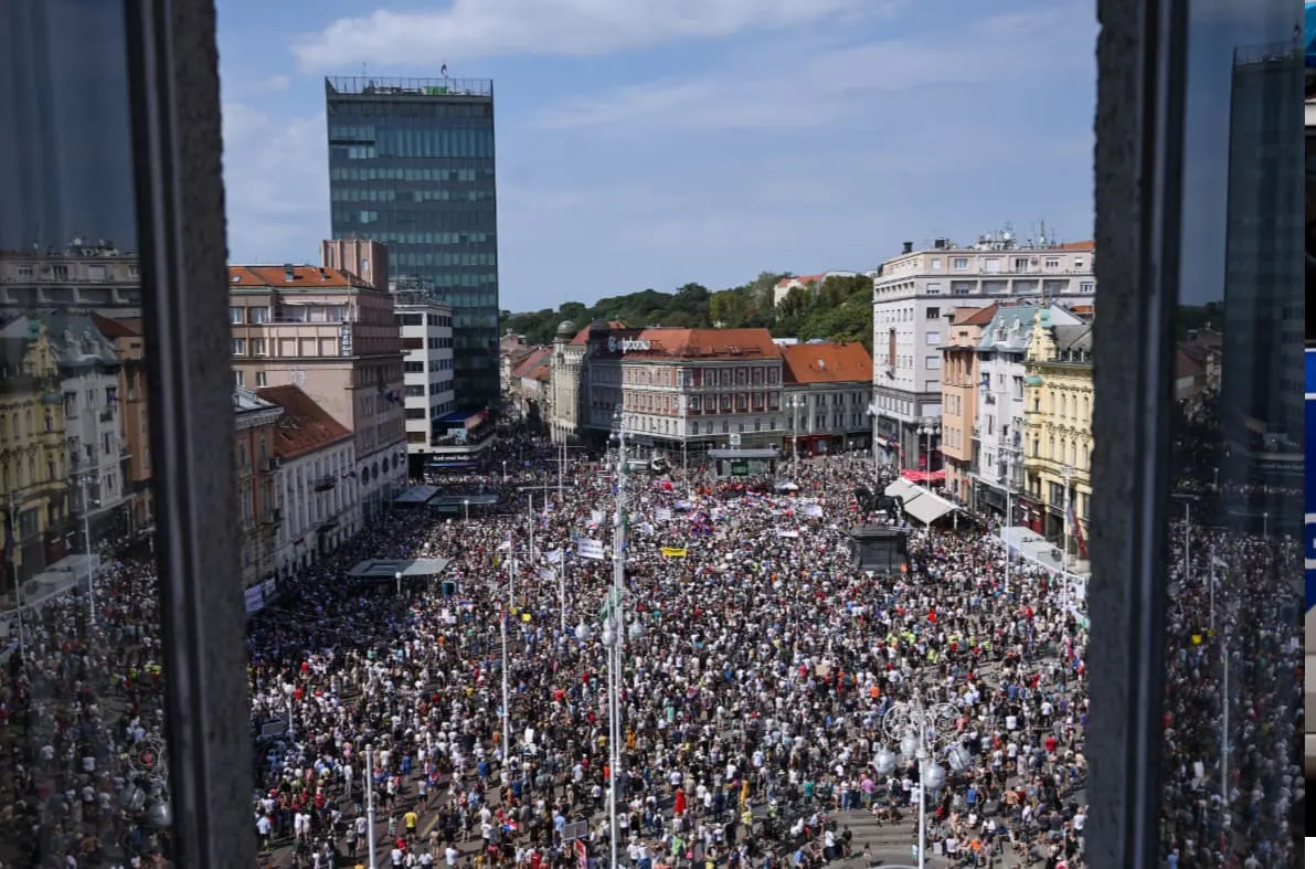 У Загребі десятки тисяч людей протестували через токсичне звалище в Ліці